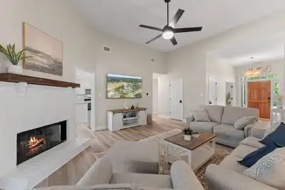Image de Southern Oaks Retreat - Theater, Game Room, Putting Green, Office, Massage Chair