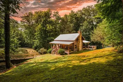 Image de Handcrafted Creekside Cabin and Playhouse