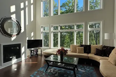 Image de 3000sf Modern Cottage Algonquin, Muskoka