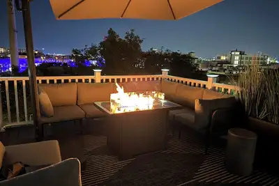 Image de Perfect Group getaway, 4br/3ba, Rooftop & Theater in walkable Canton