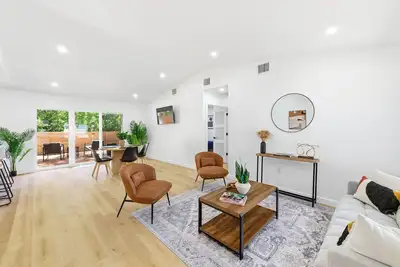 Image de New Luxe Home Near Domain & Q2 Stadium