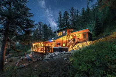 Image de Dog-Friendly Year-Round Creekside Cabin • Hot Tub • 5. 8 Acres