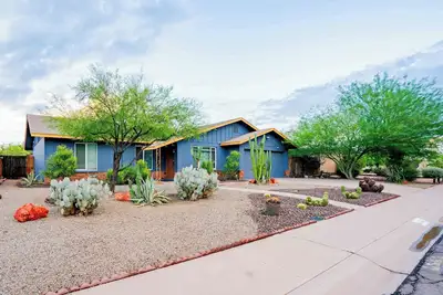 Image de Stylish Tempe Home with Heated Pool • Mins to Asu