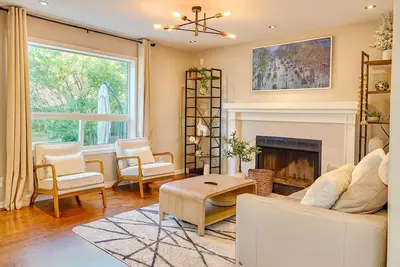 Image de Blue-bell Cottage w/Garage, Fireplace & Backyard