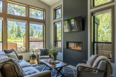 Image de Modern Mt. Rainier Cabin HotTub+ Epic Trails+Views