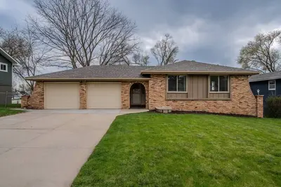 Image de Full kitchen • <30 Min to Zoo • Gym nearby • W/D • Air hockey table • Fireplace