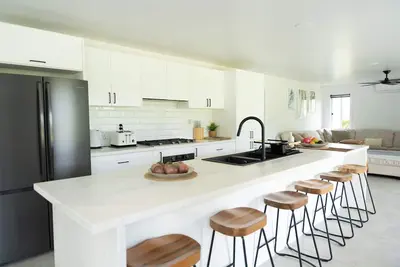 Image de Enua Tipani Pool Villa\n• Quiet • Convenient location• Modern Finishes • Sleeps 8