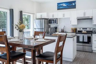 Image de Clean & Spacious 2-Bedroom Pet-Friendly Apartment Near Revelstoke Mountain Resort
