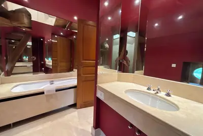 Image de Nuit légendaire dans la chambre de Gainsbourg au Moulin des marguerites!