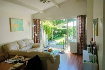 Image de 🏖️Enjoy the IJsselmeer🏖️ Bungalow with open kitchen, fireplace, bathroom,