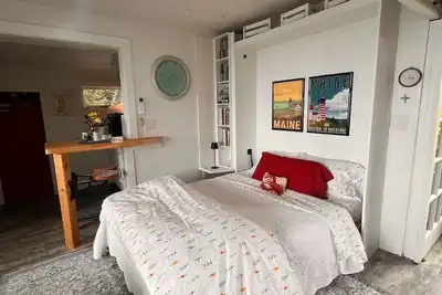 Image de Don't miss this charming studio overlooking Quahog Bay in scenic Harpswell!