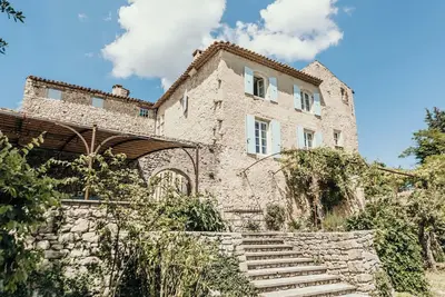 Image de Charming 13th-Century Stone House with Infinity Pool in Provence 6 bedrooms Ac