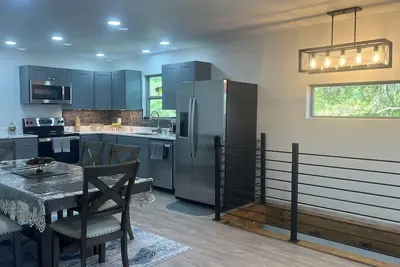 Image de Charming 3-bedroom cottage with a river view in the bluffs just south of Lansing