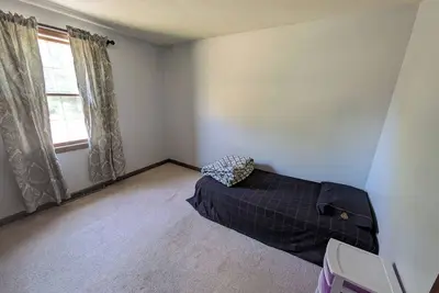 Image de Big house in a quiet neighborhood, close to grocery and resteraunts, 6 mi to Hof