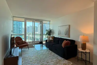 Image de Beautiful Spacious Lakeview Waterfront w/ Parking