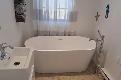 Image de Détente en pleine nature dans maison familiale avec piscine et table de pingpong