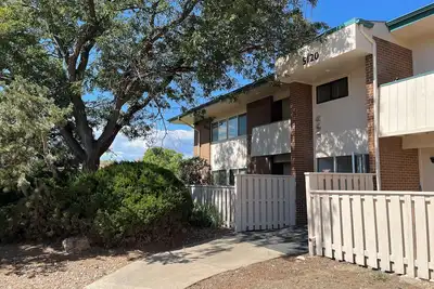 Image de Treehouse Retreat 2bed2bath: Your shortterm housing solution!