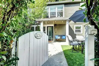Image de Charming retreat 2 blocks from Google, downtown Kirkland, fully fenced, office
