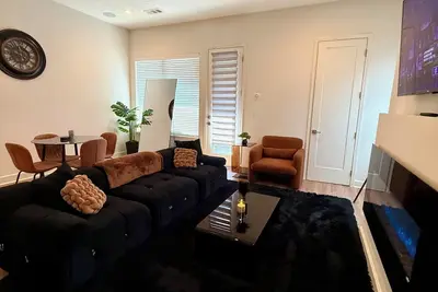 Image de 3Story/ PrivateParking/ 2Balcony/ Game Room/ 1min from Downtown/Farmers market