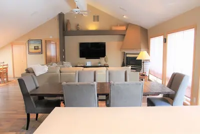 Lone Eagle 2 - Updated, A/C, Hot Tub, Sharc Passes