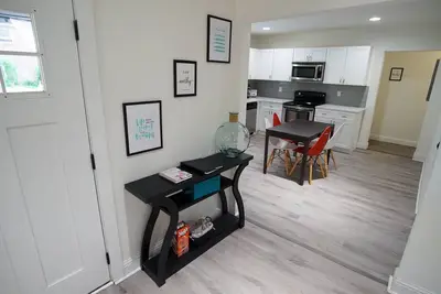 Image de Corporate Ready 2br Bungalow | W/D • Workspace • Wi-Fi • Long Stay