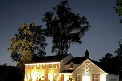 Image de Spacious 5-bedroom house, with pool and hot tub, 1 mile from Aronimink
