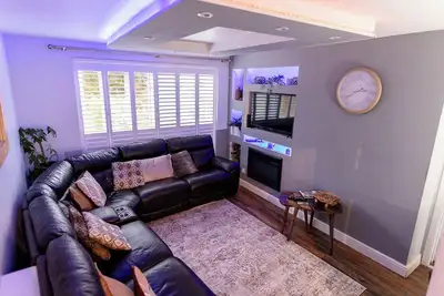 Image de Sleeps 5 - Free Parking, WiFi, Near Airport & City