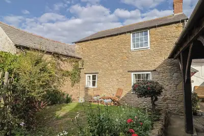 Image de Vine Cottage, pet friendly, with a garden in Burton Bradstock