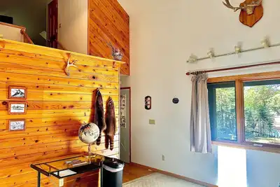 Image de Private Oasis on 5. 4 acres: 100ft driveway, Self check- in. Near Shops & Eats