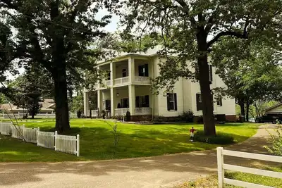 Image de Twin Oaks- Historical Home