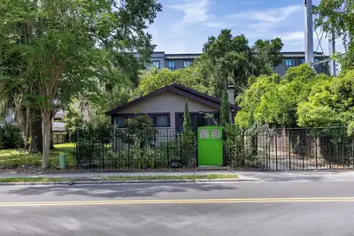 Image de Luxury Retreat Just Steps from Uf Main Campus