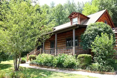 Image de Rustic Log Cabin Rental with a Hot Tub near Asheville, North Carolina
