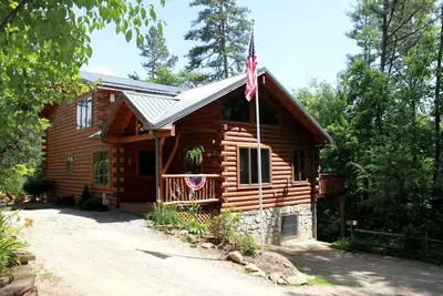 Image de Deluxe Log Cabin with a Hot Tub in the Smoky Mountains of North Carolina