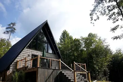 Image de Romantic Escapes in this Stunning A-Frame in North Carolina with Access to a Private Hot Tub and Fire Pit