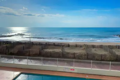Image de Appartement 'Première Ligne Vue Mer' avec Vue sur la Mer, Piscine Commune et Terrasse Privée