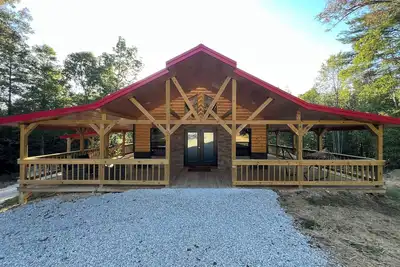 Image de Red River Gorge, Wi-Fi, hot tub, fire pit, Natural Bridge, cabin, and private.