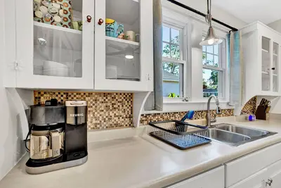 Image de Pet Friendly Cute Cottage - Walk to Pc/Downtown