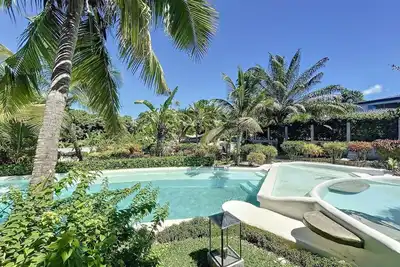 Image de magnifique villa avec piscine