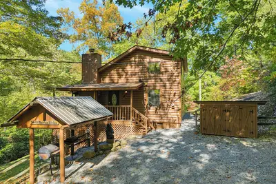 Image de Cozy Cabin|Wood-Burning Fireplace|Hot Tub||Arcade