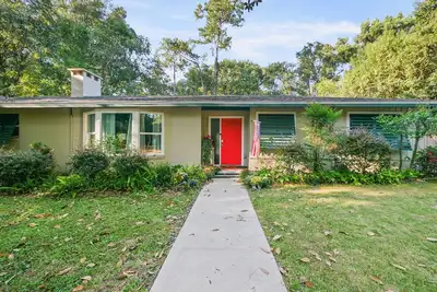 Image de Large Home - Across from Stadium - Walk to Uf - Firepit/Free Parking/Patio