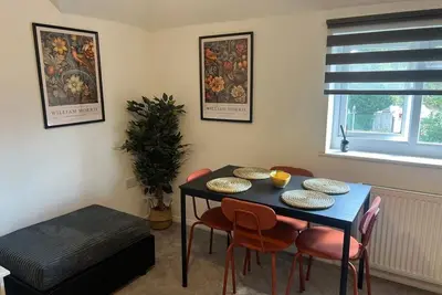 Image de Large-Appartement-Sdb privée-Vue sur Rue