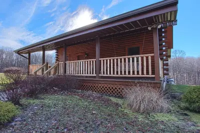 Image de Luxury Cabin Rental with Hot Tub Perfect for Hocking Hills Glamping
