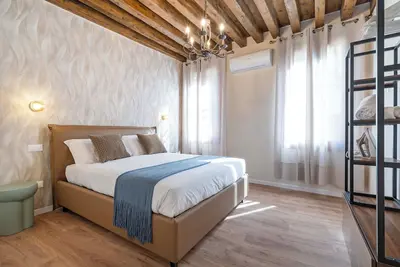 Image de Very central two-bedroom, two-bathroom apartment with balcony.