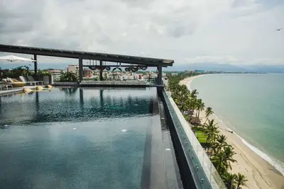 Image de Luxe en Bord de Mer, Piscines à Débordement et Dîner sur le Toit