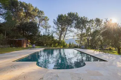 Image de Évasion Et Confort Aubagne avec piscine partagée