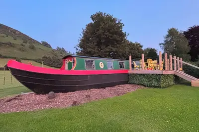 Image de Unique Dryland Boat Retreat – Scenic Valley Views