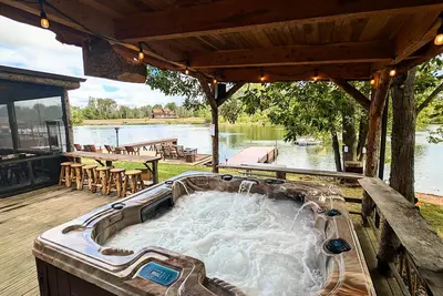 Image de Entire Cabin Complex, Hot Tub, Movie Theater, 3 Private Docks
