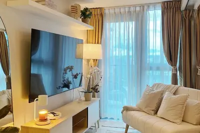 Image de Cozy & Stylish Unit with Balcony in Bgc