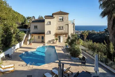 Image de Villa Roc d’Azur, vue Mer, Piscine Chauffée & Jacuzzi - 10 min Cannes