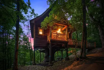 Image de Romantic Treehouse*Hot Tub*Fireplace*Jacuzzi*Quiet